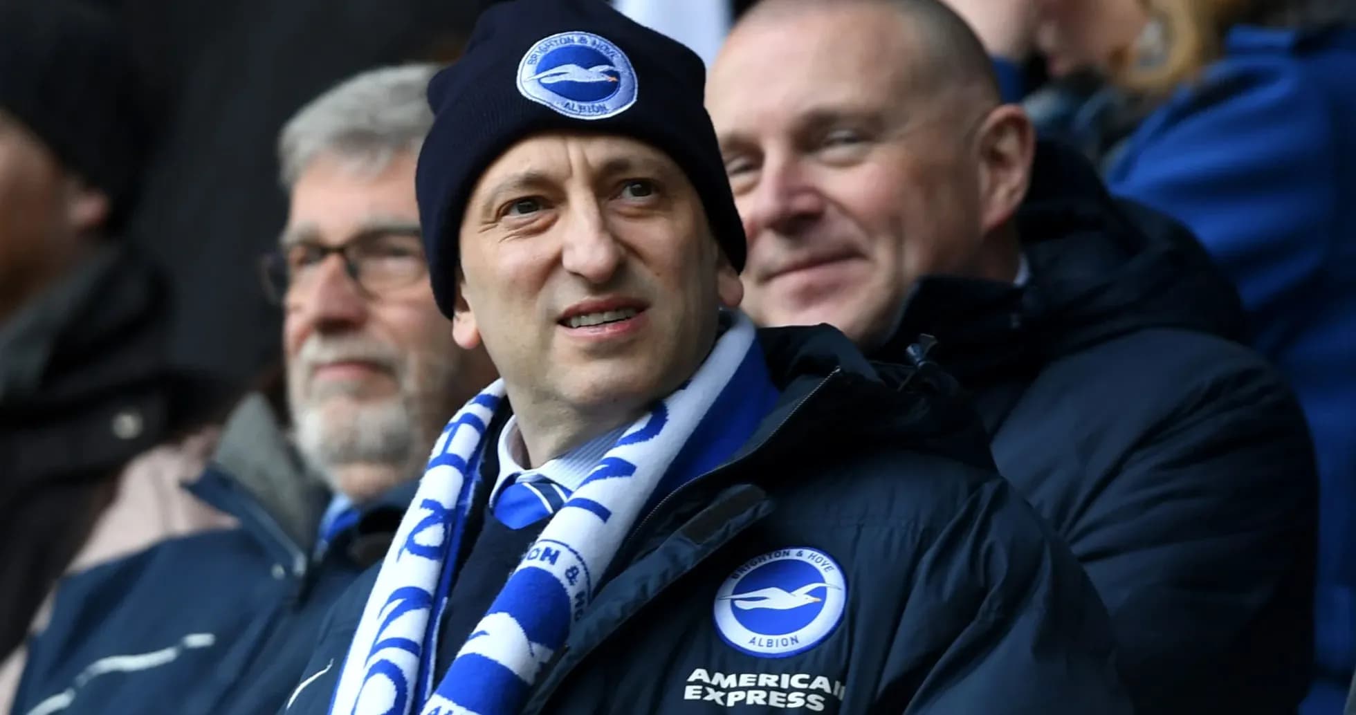 Hombre con bufanda de Brighton en el estadio Hombre con bufanda de Brighton en el estadio