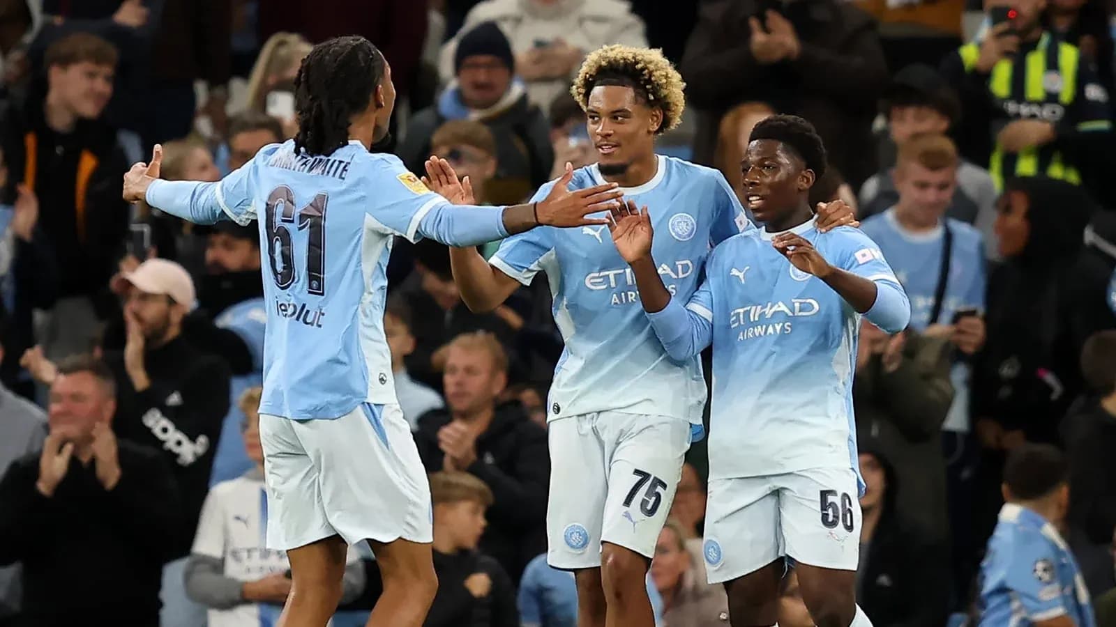 Jugadores de Manchester City celebrando un gol Jugadores de Manchester City celebrando un gol