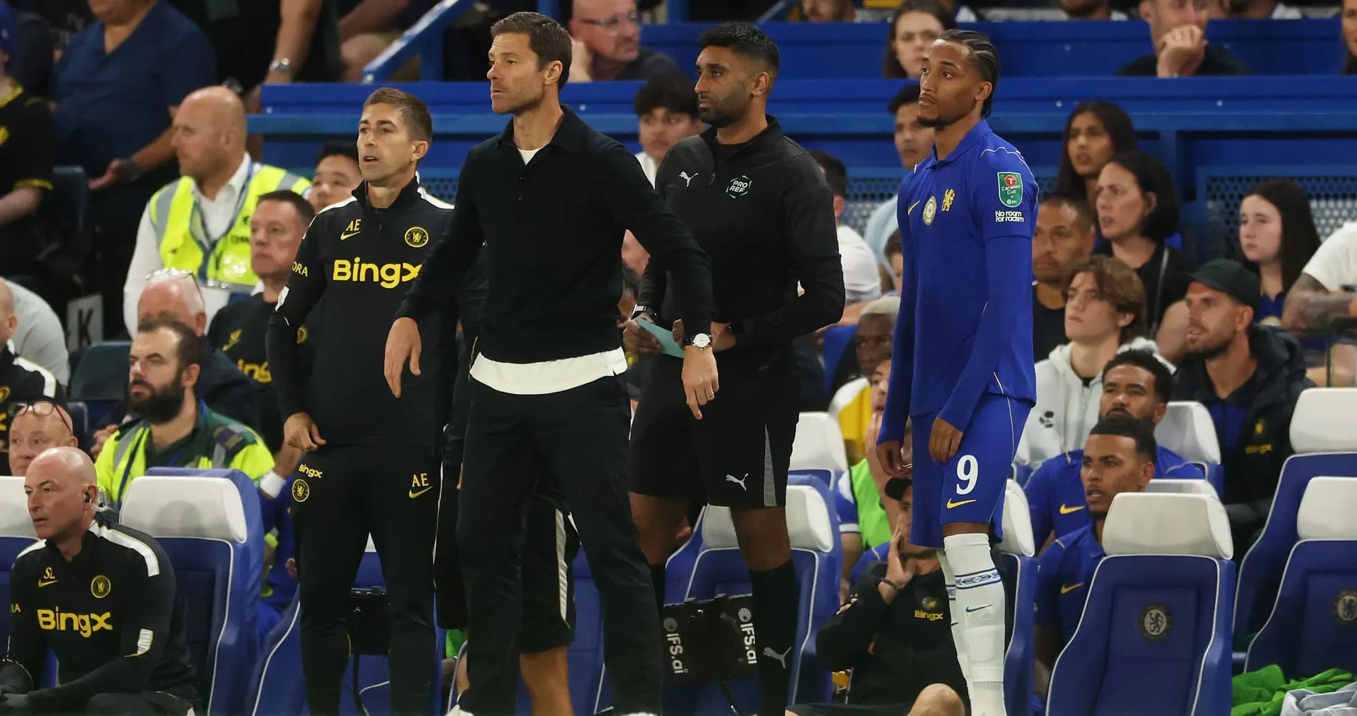 Entrenadores y jugador en la línea de banda Entrenadores y jugador en la línea de banda