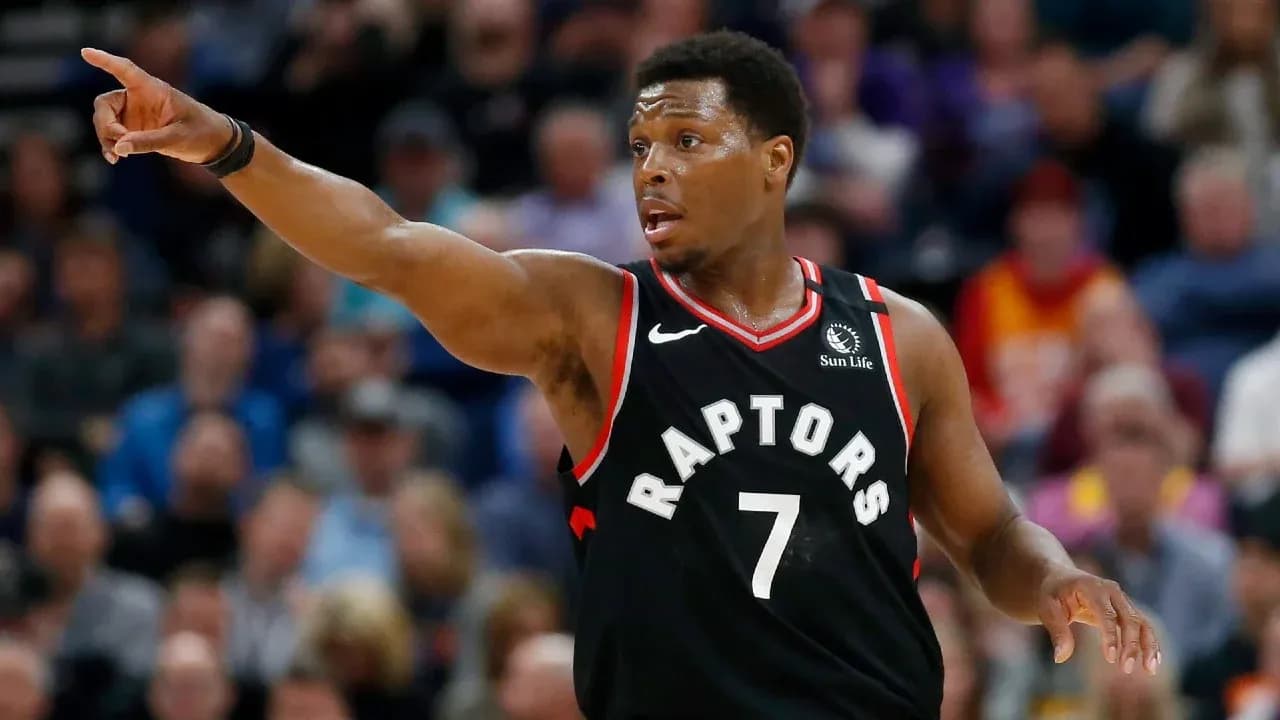 Jugador de los Raptors señalando durante un partido Jugador de los Raptors señalando durante un partido