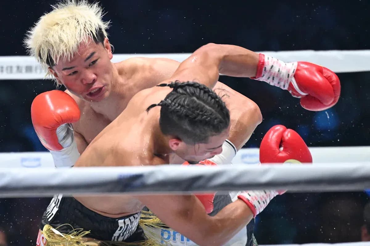Boxeador lanzando un golpe durante una pelea Boxeador lanzando un golpe durante una pelea