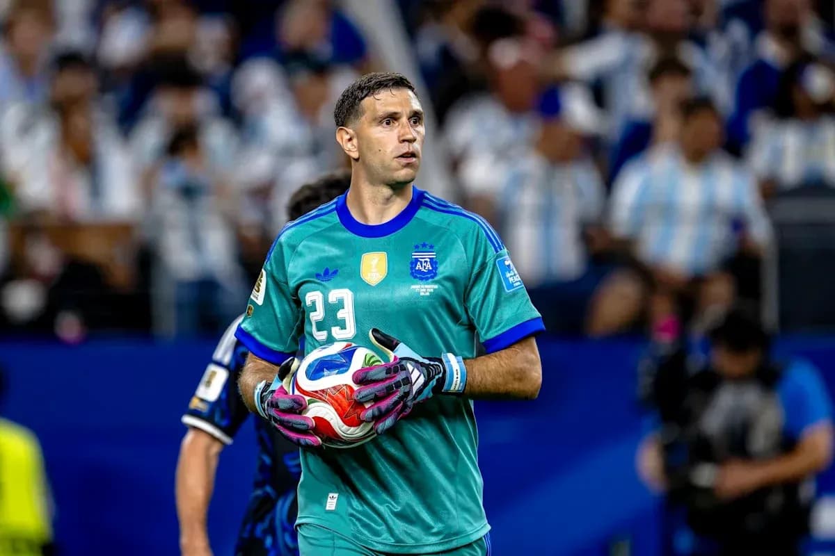 Portero argentino sosteniendo el balón durante el partido Portero argentino sosteniendo el balón durante el partido