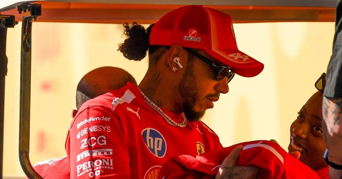 Lewis Hamilton con camiseta de Ferrari interactuando con fan Lewis Hamilton con camiseta de Ferrari interactuando con fan