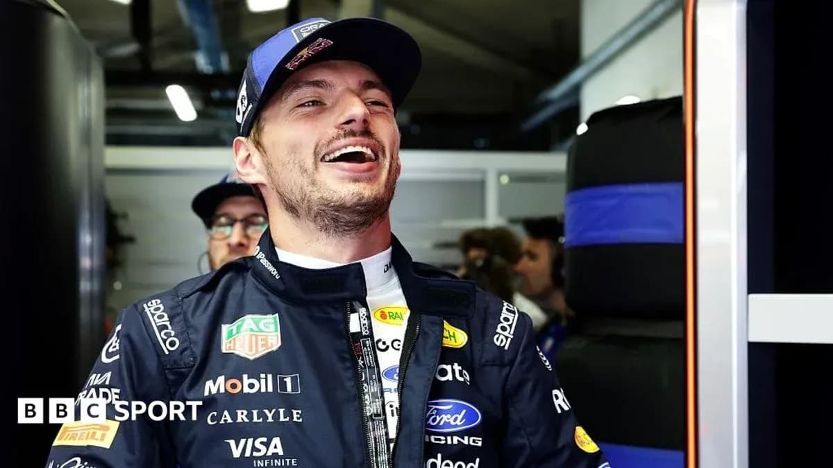 Piloto sonriente en el garaje de F1 Piloto sonriente en el garaje de F1