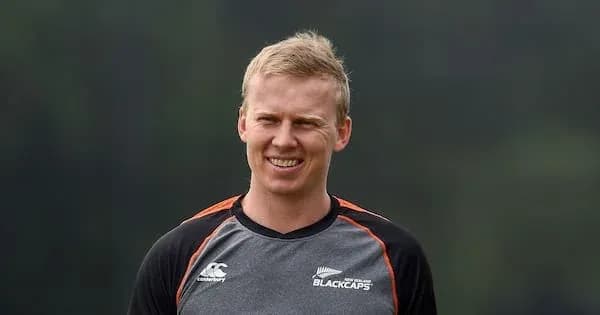 Jugador de cricket sonriendo durante entrenamiento Jugador de cricket sonriendo durante entrenamiento