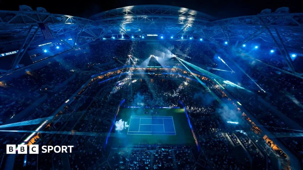 Vista aérea del estadio iluminado durante un evento de tenis Vista aérea del estadio iluminado durante un evento de tenis