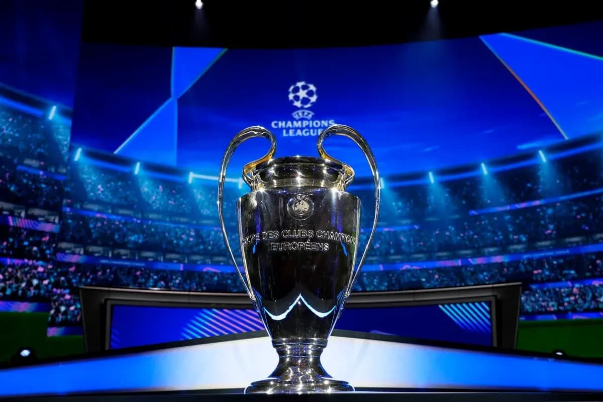 Trofeo de la UEFA Champions League en escenario Trofeo de la UEFA Champions League en escenario