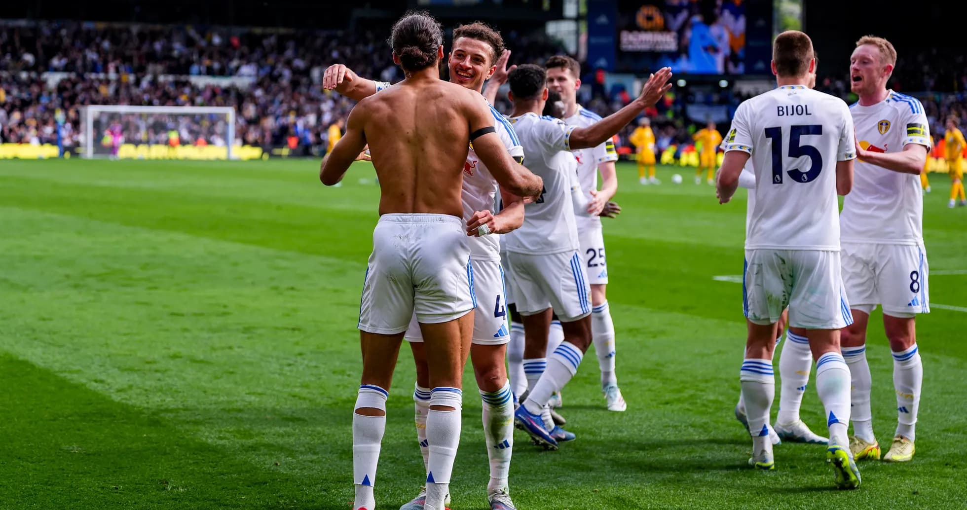 Jugadores de Leeds celebrando un gol Jugadores de Leeds celebrando un gol