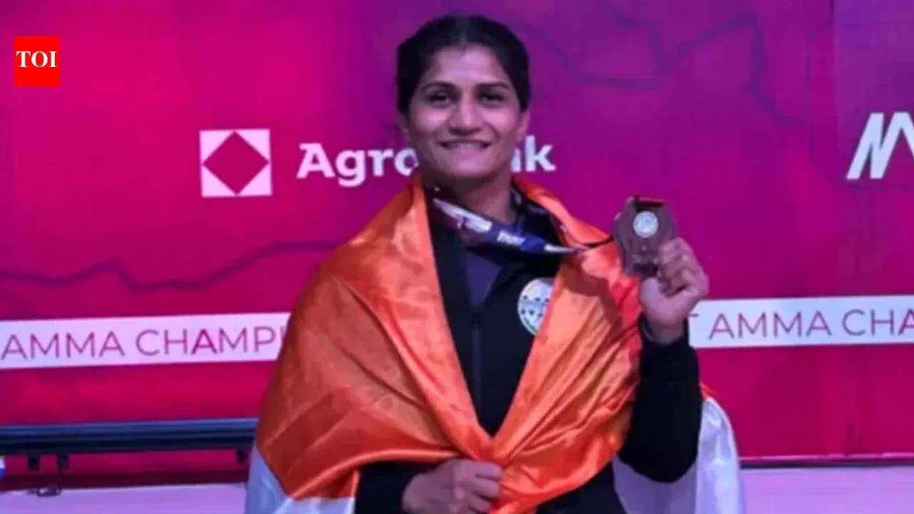 Atleta sosteniendo medalla con bandera en el podio Atleta sosteniendo medalla con bandera en el podio