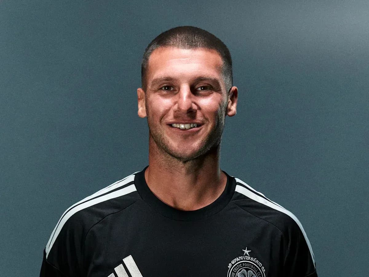 Jugador sonriendo en camiseta de entrenamiento negra Jugador sonriendo en camiseta de entrenamiento negra