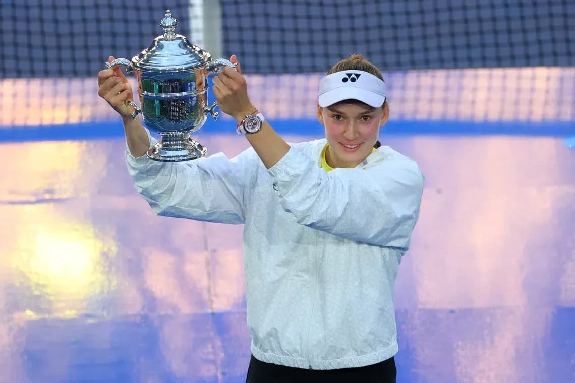 Jugadora sosteniendo trofeo en la cancha de tenis Jugadora sosteniendo trofeo en la cancha de tenis