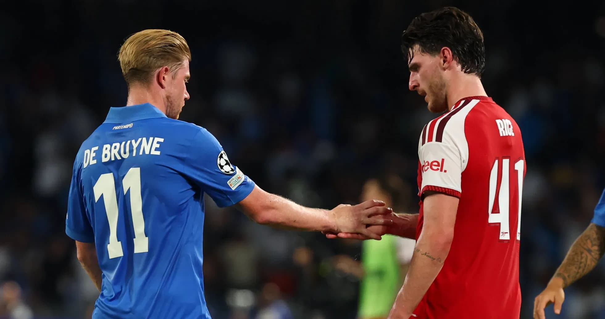 Jugadores De Bruyne y Rice estrechando manos en el campo Jugadores De Bruyne y Rice estrechando manos en el campo