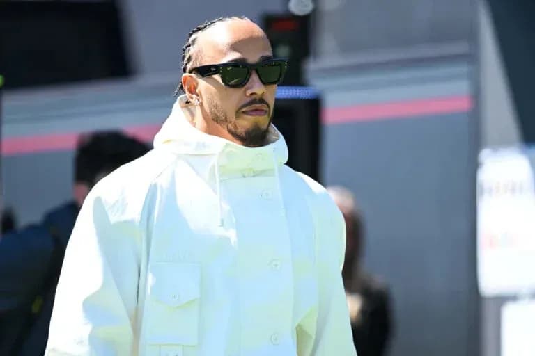 Lewis Hamilton llegando a un evento con gafas de sol Lewis Hamilton llegando a un evento con gafas de sol