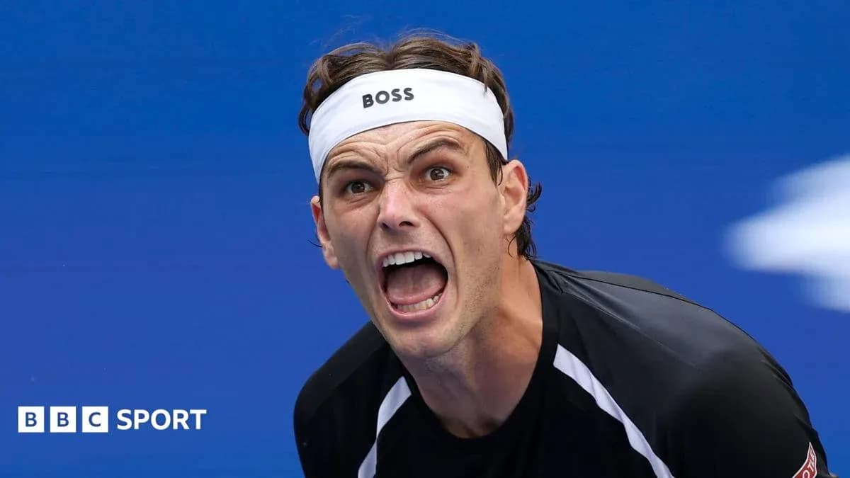 Jugador de tenis gritando en la cancha Jugador de tenis gritando en la cancha