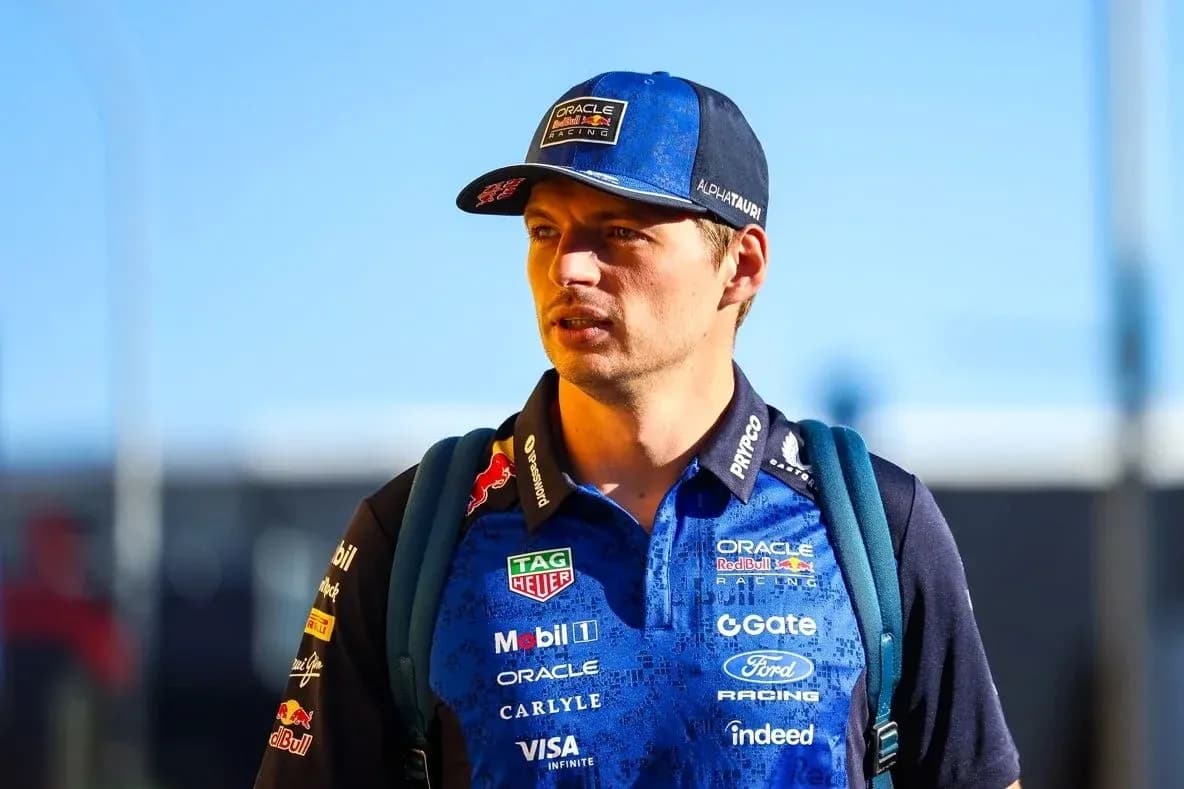 Piloto de Fórmula 1 con uniforme y gorra Piloto de Fórmula 1 con uniforme y gorra