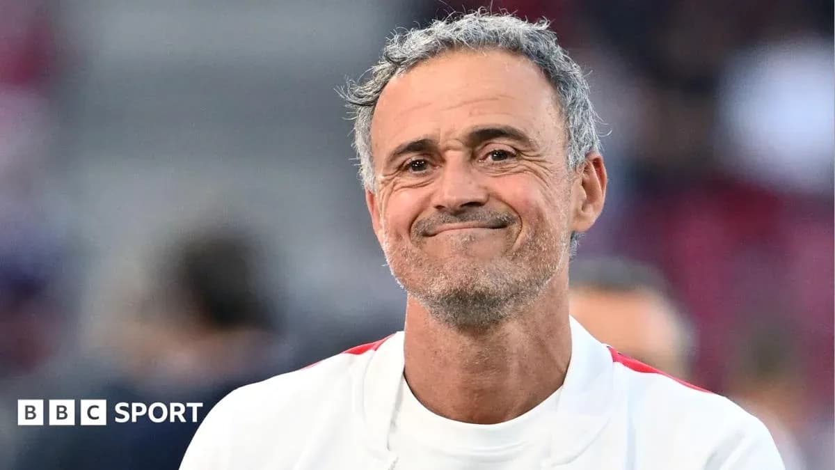 Entrenador sonriendo en el campo de fútbol Entrenador sonriendo en el campo de fútbol