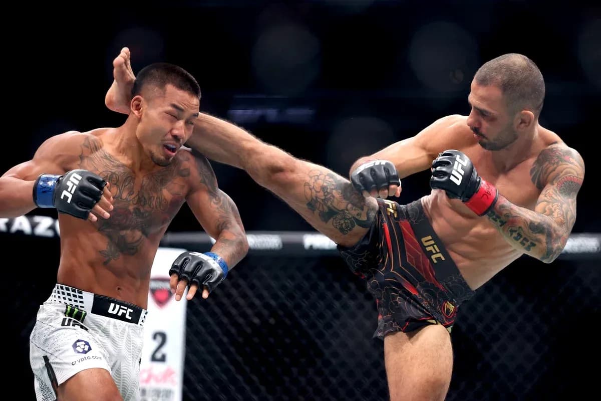Luchador lanza una patada a su oponente en UFC Luchador lanza una patada a su oponente en UFC