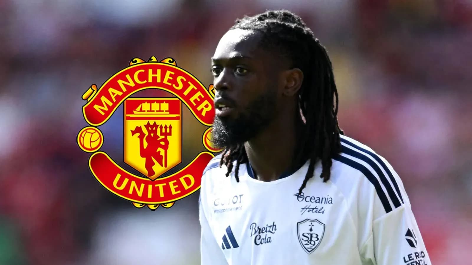 Jugador con camiseta blanca y logo de Manchester United Jugador con camiseta blanca y logo de Manchester United