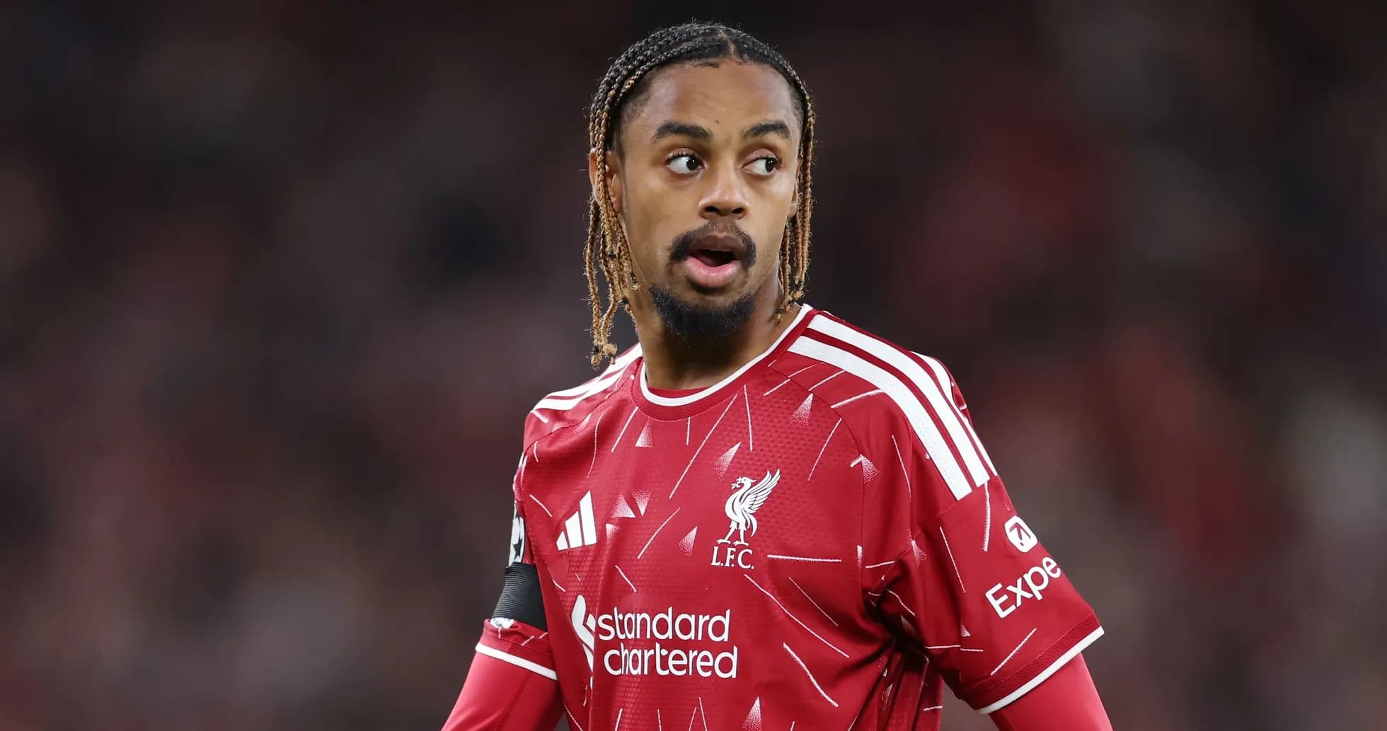 Jugador de Liverpool en acción durante el partido Jugador de Liverpool en acción durante el partido