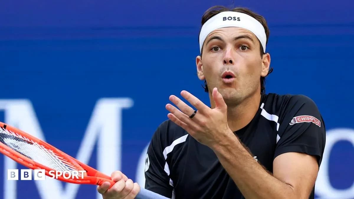 Jugador de tenis con raqueta en el torneo Jugador de tenis con raqueta en el torneo