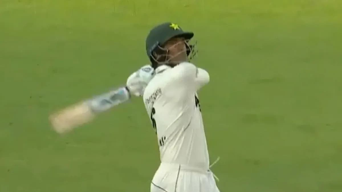 Jugador de cricket golpeando la pelota con el bate Jugador de cricket golpeando la pelota con el bate