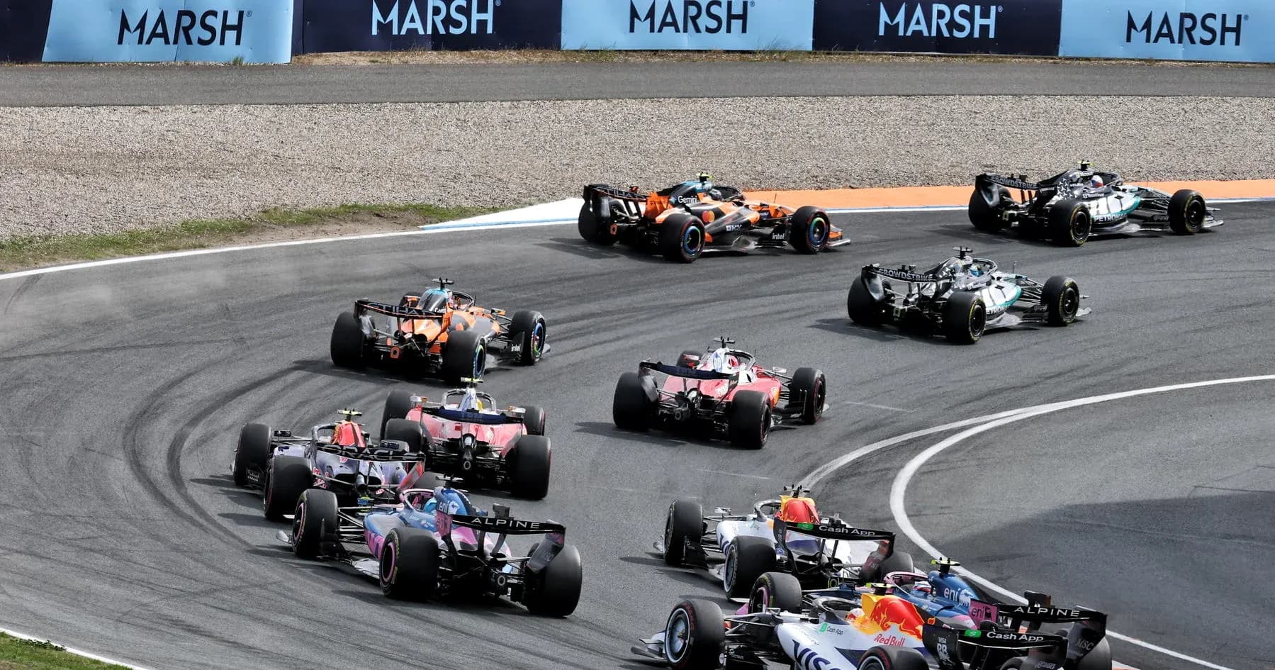 Varios coches de Fórmula 1 en una curva de carrera Varios coches de Fórmula 1 en una curva de carrera