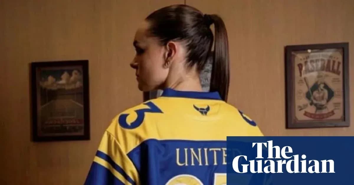 Mujer con camiseta amarilla y azul de espaldas Mujer con camiseta amarilla y azul de espaldas