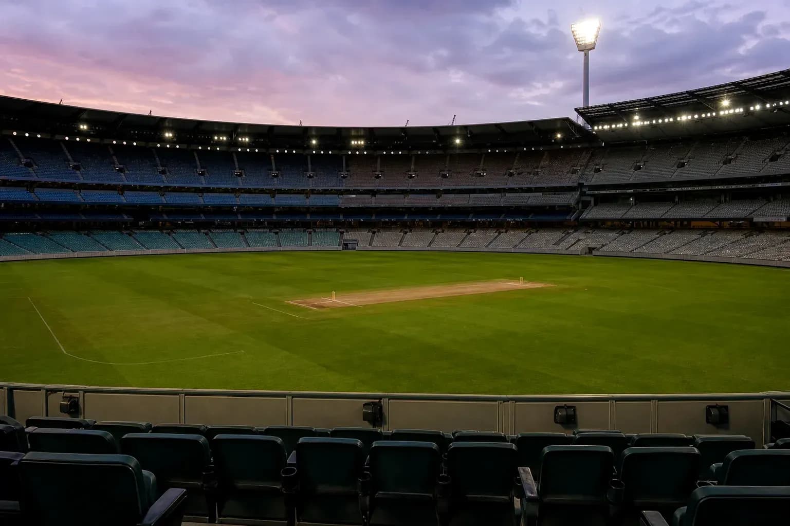 Campo de cricket vacío en el estadio iluminado Campo de cricket vacío en el estadio iluminado