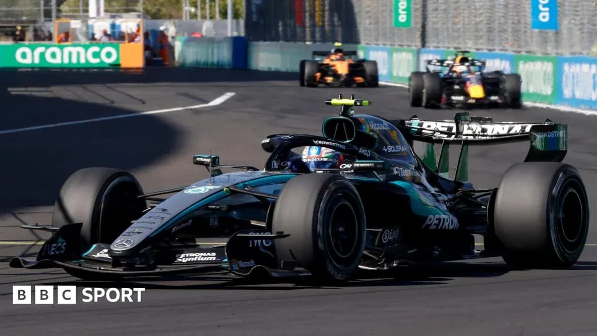 Coche de Fórmula 1 compitiendo en pista Coche de Fórmula 1 compitiendo en pista