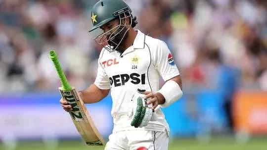 Jugador de cricket de Pakistán caminando con su bate Jugador de cricket de Pakistán caminando con su bate