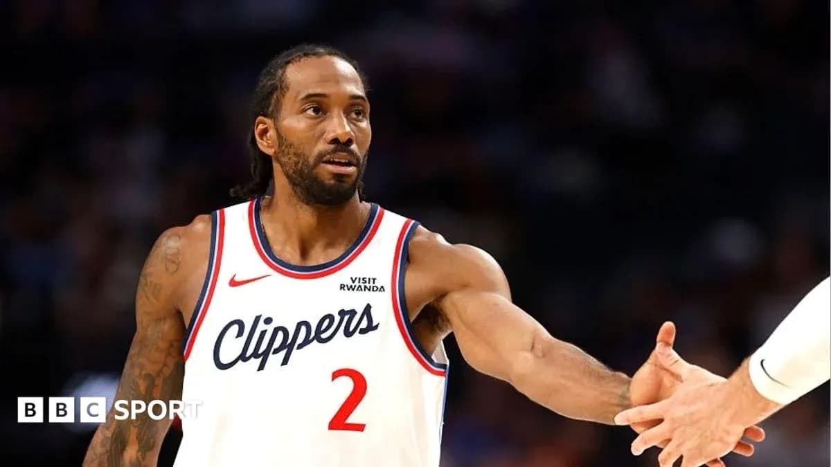 Jugador de los Clippers extendiendo la mano a compañero Jugador de los Clippers extendiendo la mano a compañero