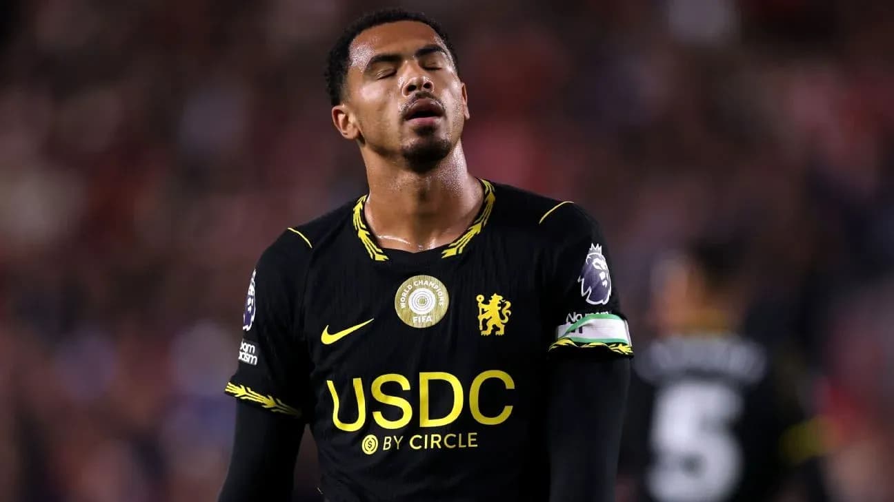 Jugador de Chelsea con la mirada hacia abajo en el campo Jugador de Chelsea con la mirada hacia abajo en el campo