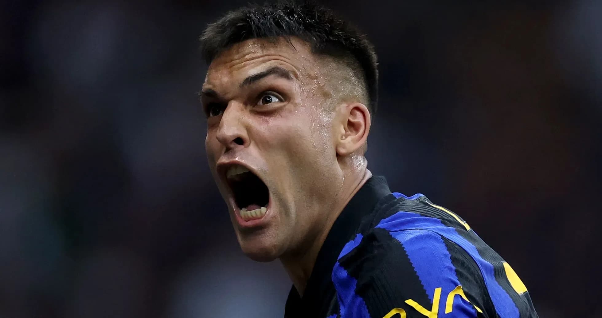 Jugador gritando después de anotar un gol Jugador gritando después de anotar un gol