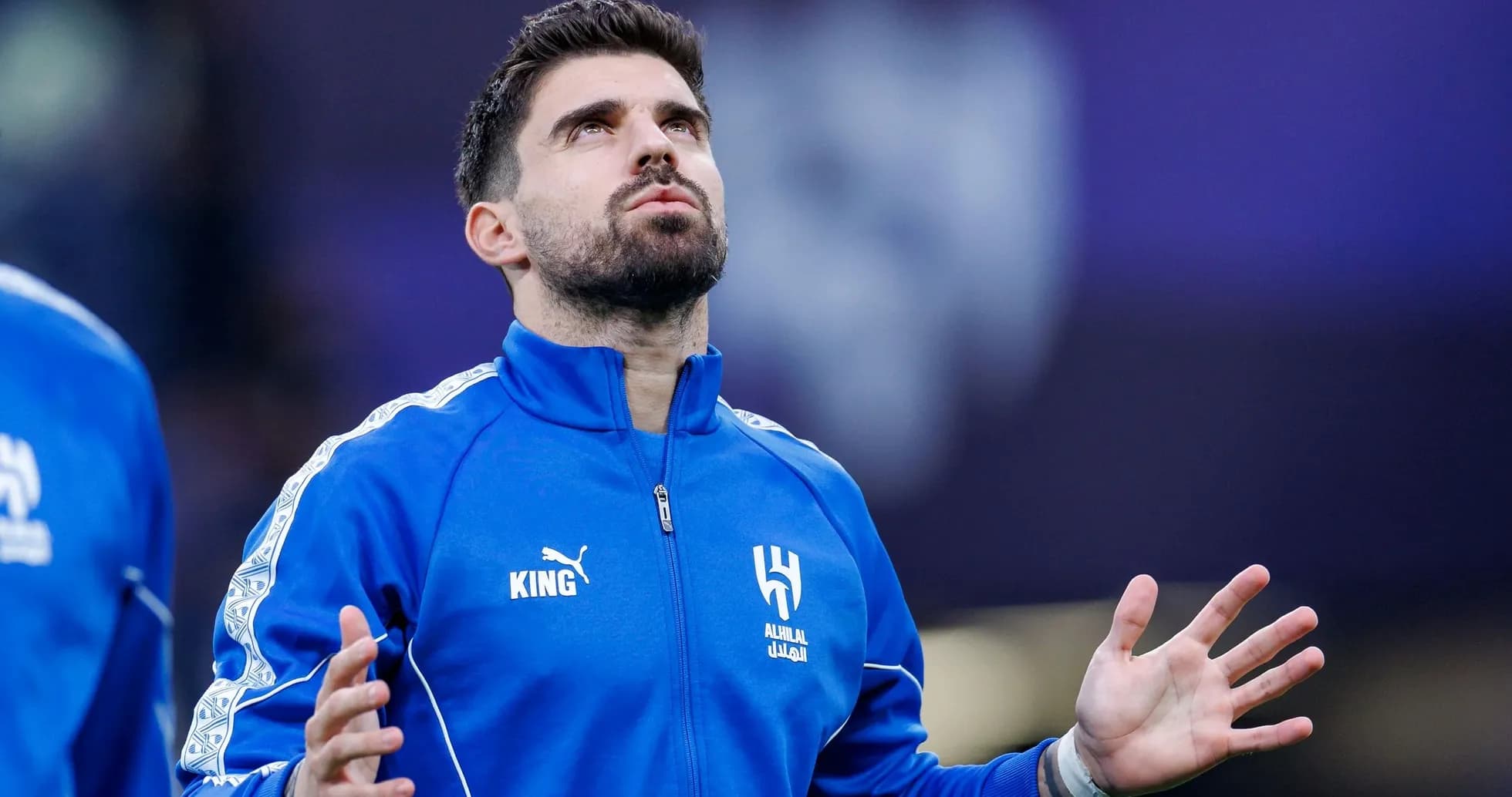 Jugador de Al Hilal mirando al cielo durante calentamiento Jugador de Al Hilal mirando al cielo durante calentamiento