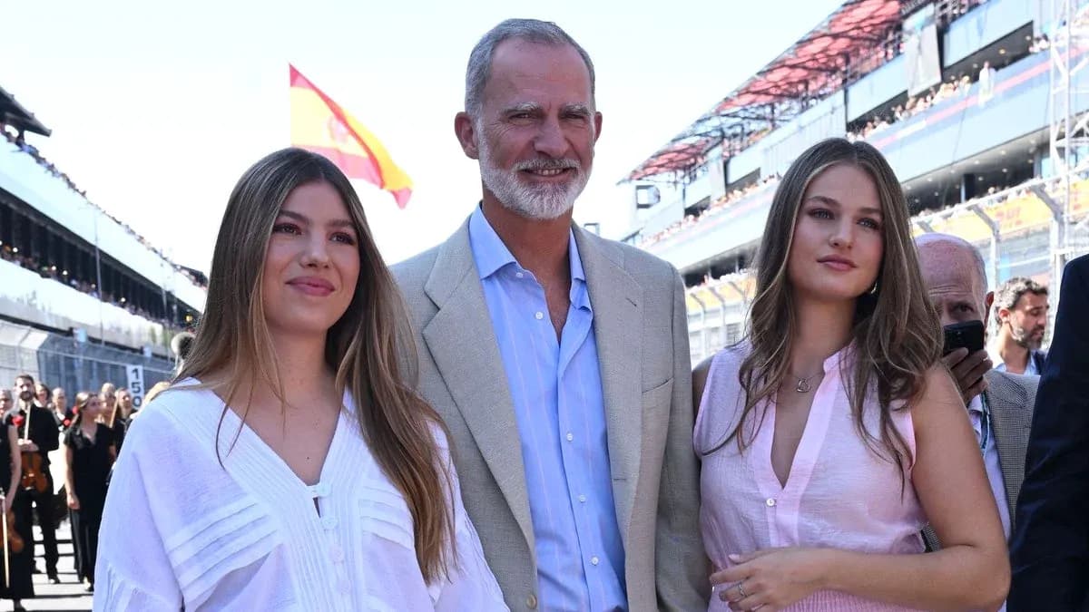 Rey de España con dos jóvenes en evento público Rey de España con dos jóvenes en evento público