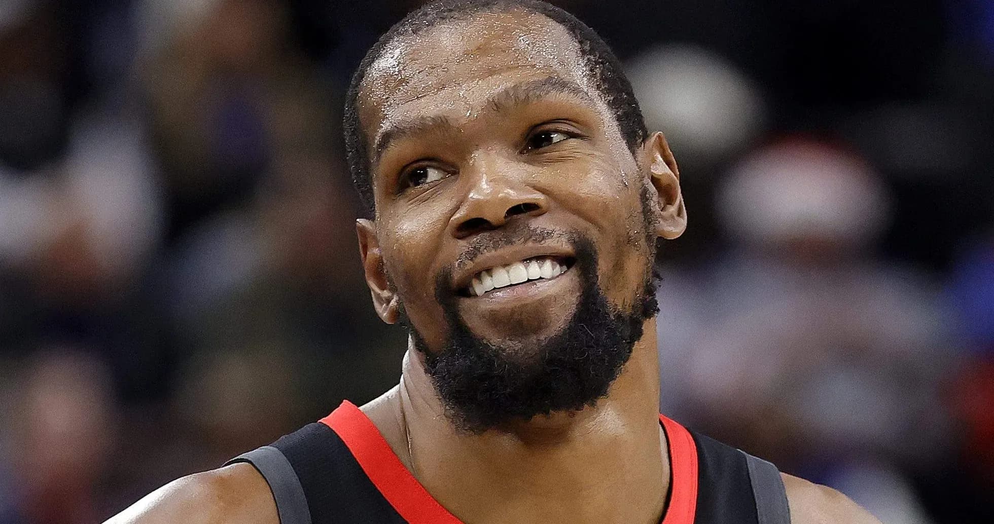 Kevin Durant sonriendo durante un partido de baloncesto Kevin Durant sonriendo durante un partido de baloncesto