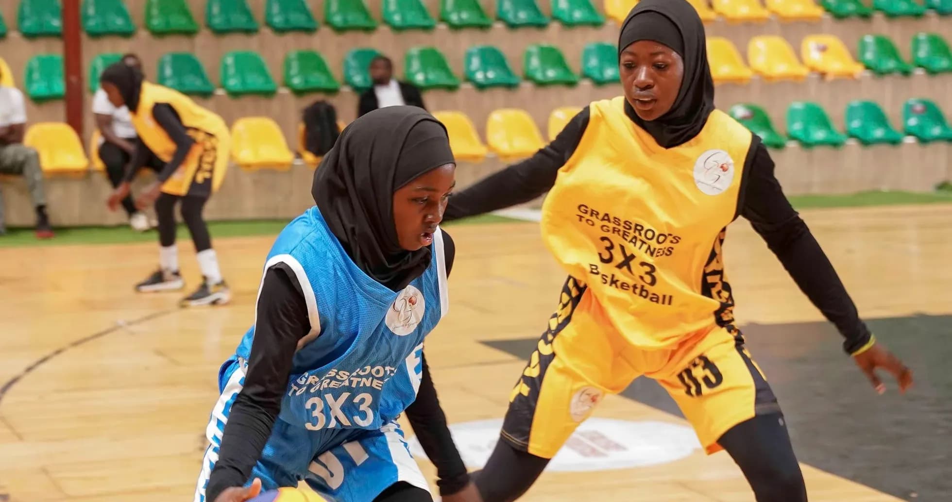 Jugadoras de baloncesto compitiendo en el campo Jugadoras de baloncesto compitiendo en el campo