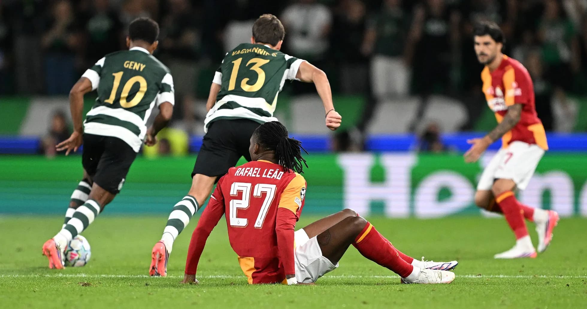 Rafael Leão sentado en el campo durante el partido Rafael Leão sentado en el campo durante el partido