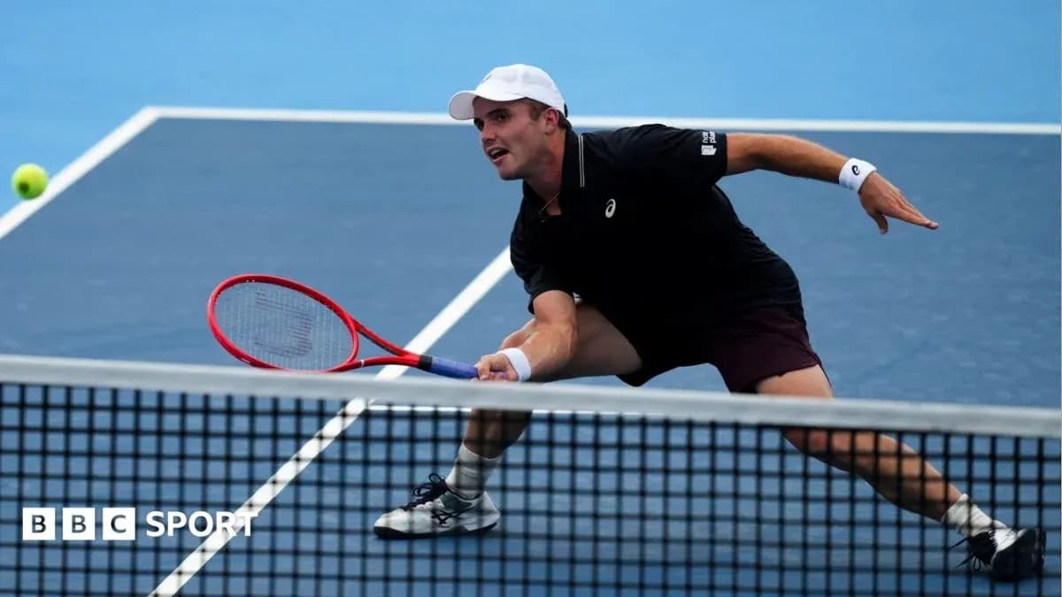 Jugador de tenis haciendo un golpe de revés Jugador de tenis haciendo un golpe de revés