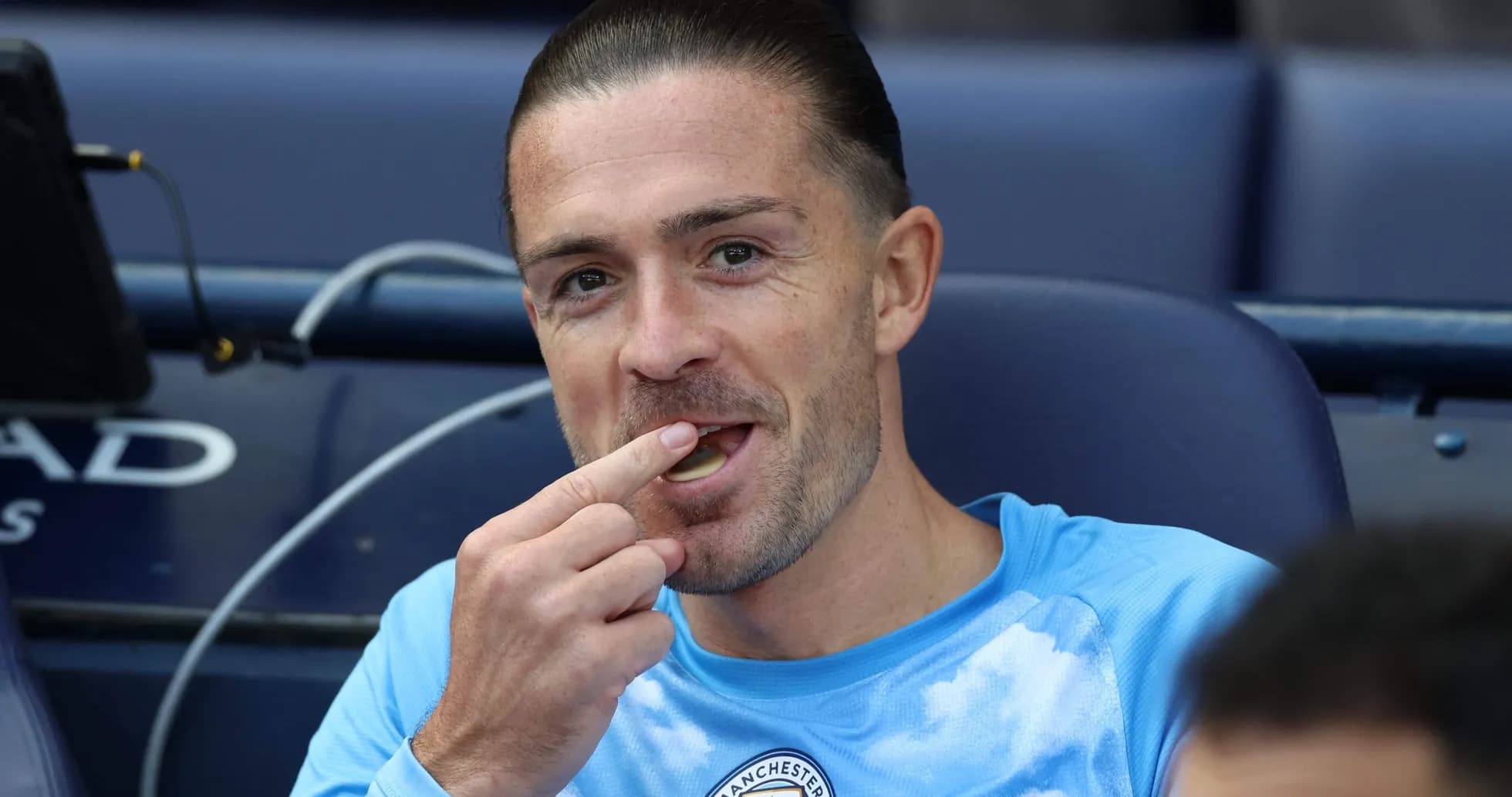 Jugador sentado en el banquillo comiendo un dulce Jugador sentado en el banquillo comiendo un dulce