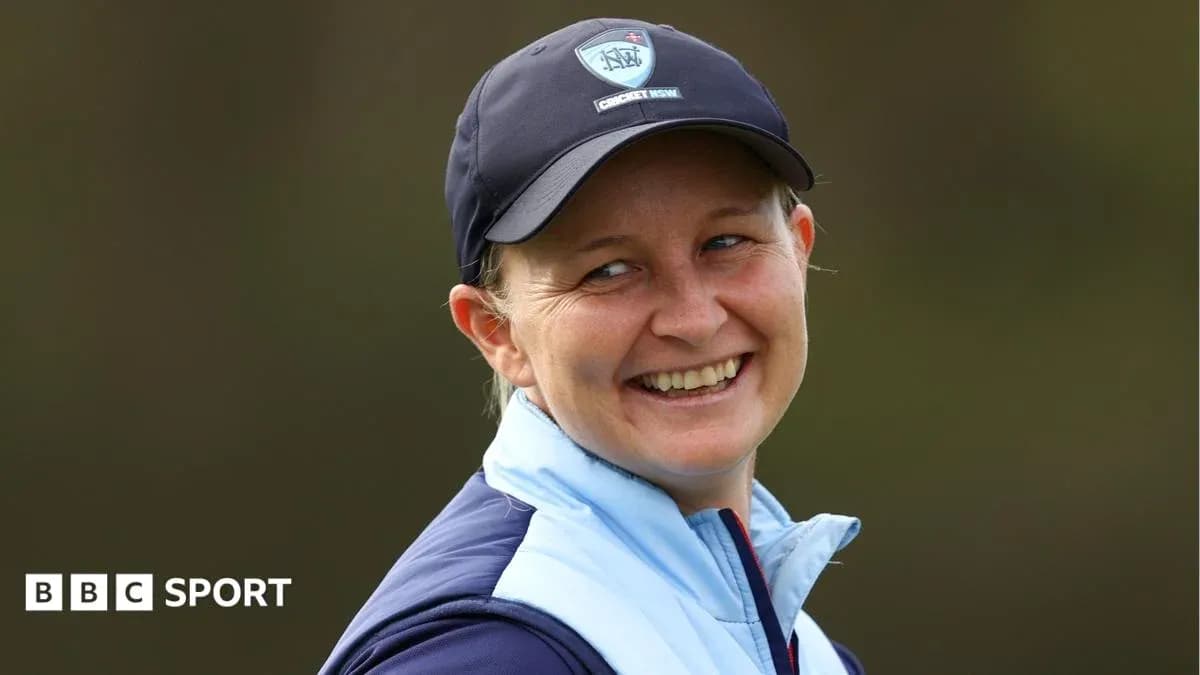 Mujer sonriendo con gorra de cricket de NSW Mujer sonriendo con gorra de cricket de NSW