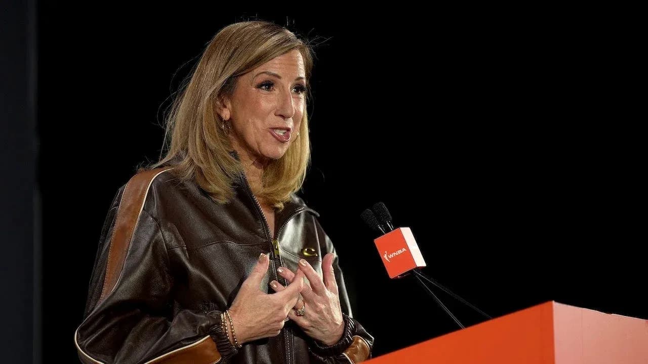 Mujer hablando en un podio de prensa Mujer hablando en un podio de prensa