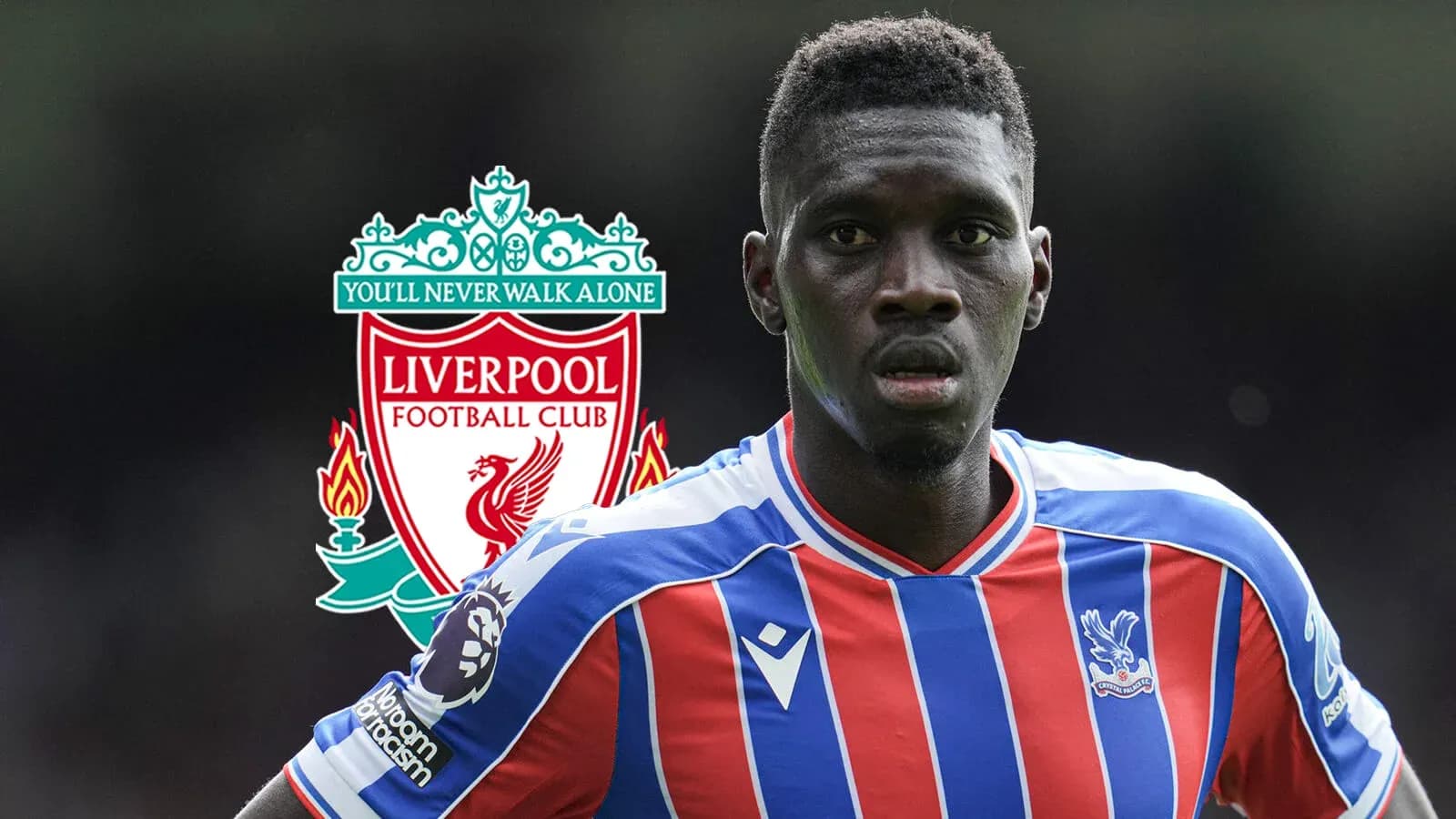 Jugador de Crystal Palace con escudo de Liverpool Jugador de Crystal Palace con escudo de Liverpool