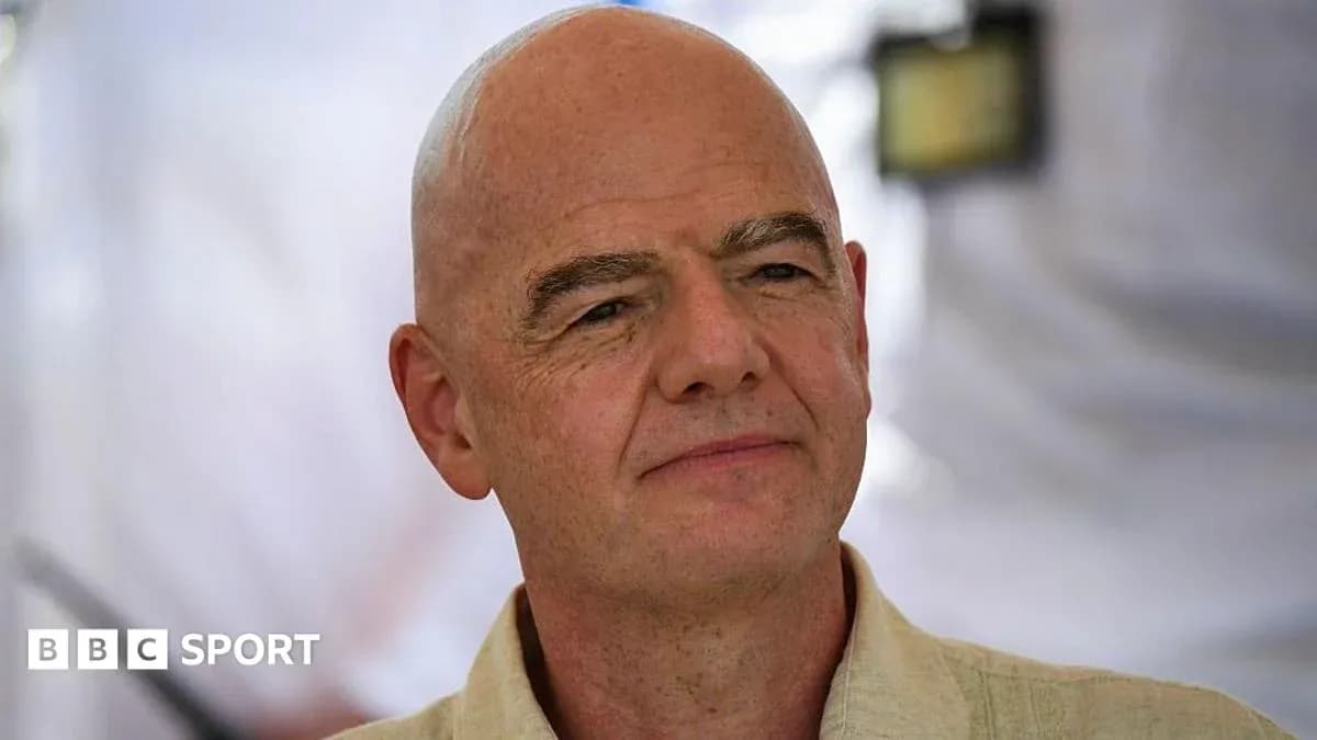 Persona hablando en un evento deportivo al aire libre Persona hablando en un evento deportivo al aire libre
