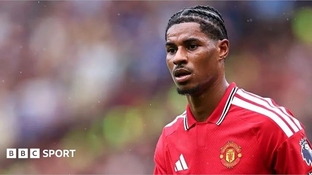 Jugador de Manchester United en el campo durante un partido Jugador de Manchester United en el campo durante un partido