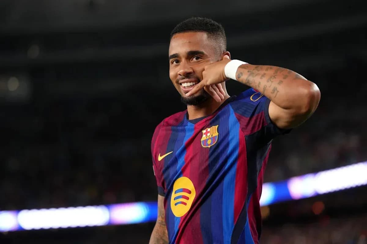 Jugador de Barcelona celebrando con gesto telefónico Jugador de Barcelona celebrando con gesto telefónico