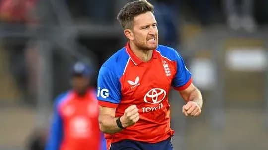 Jugador de cricket de Inglaterra celebrando un wicket Jugador de cricket de Inglaterra celebrando un wicket