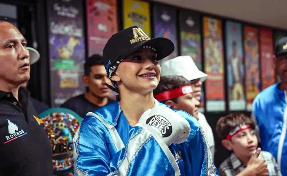Boxeadora sonriente con guantes en vestidor Boxeadora sonriente con guantes en vestidor