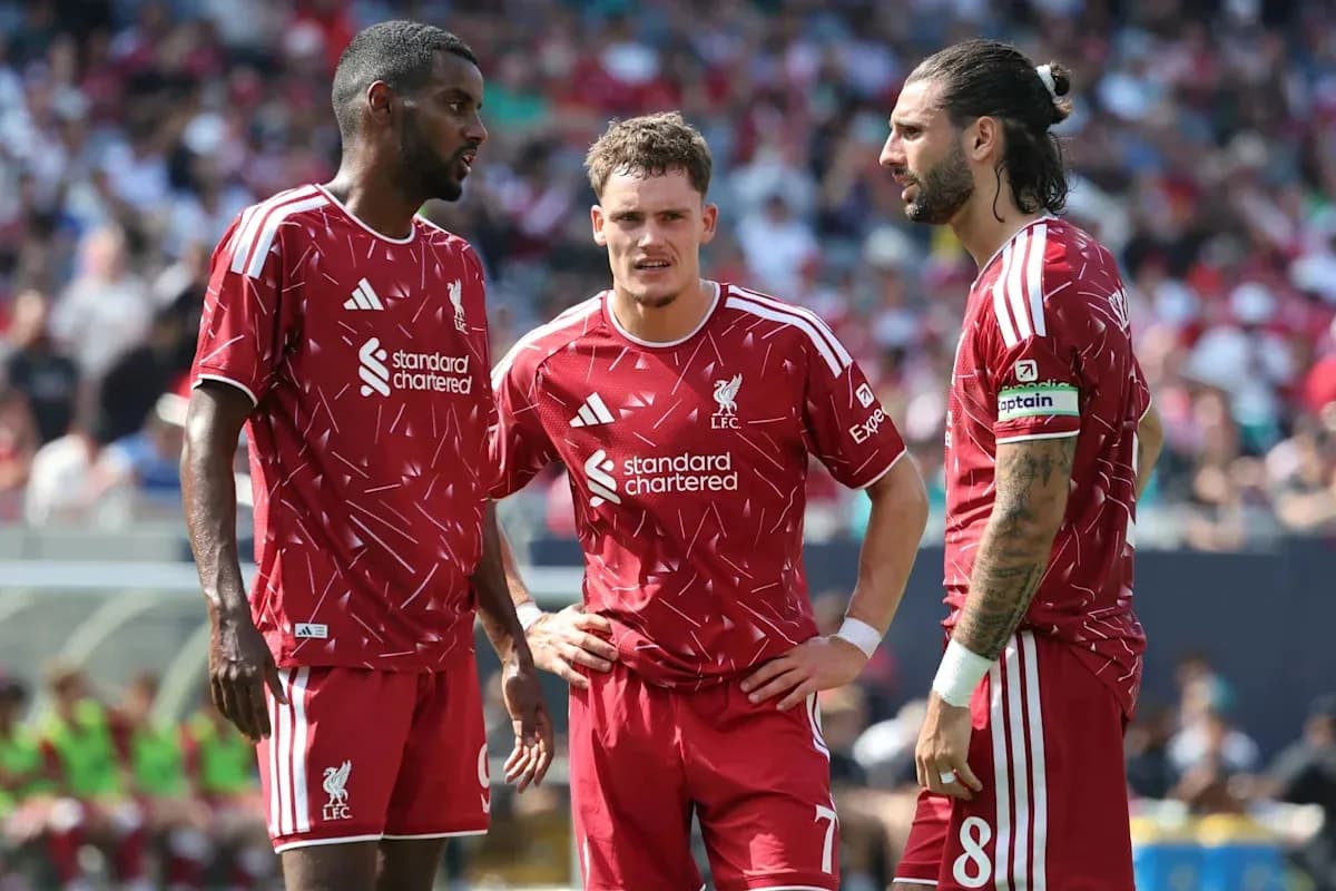 Tres jugadores de Liverpool conversando en el campo Tres jugadores de Liverpool conversando en el campo
