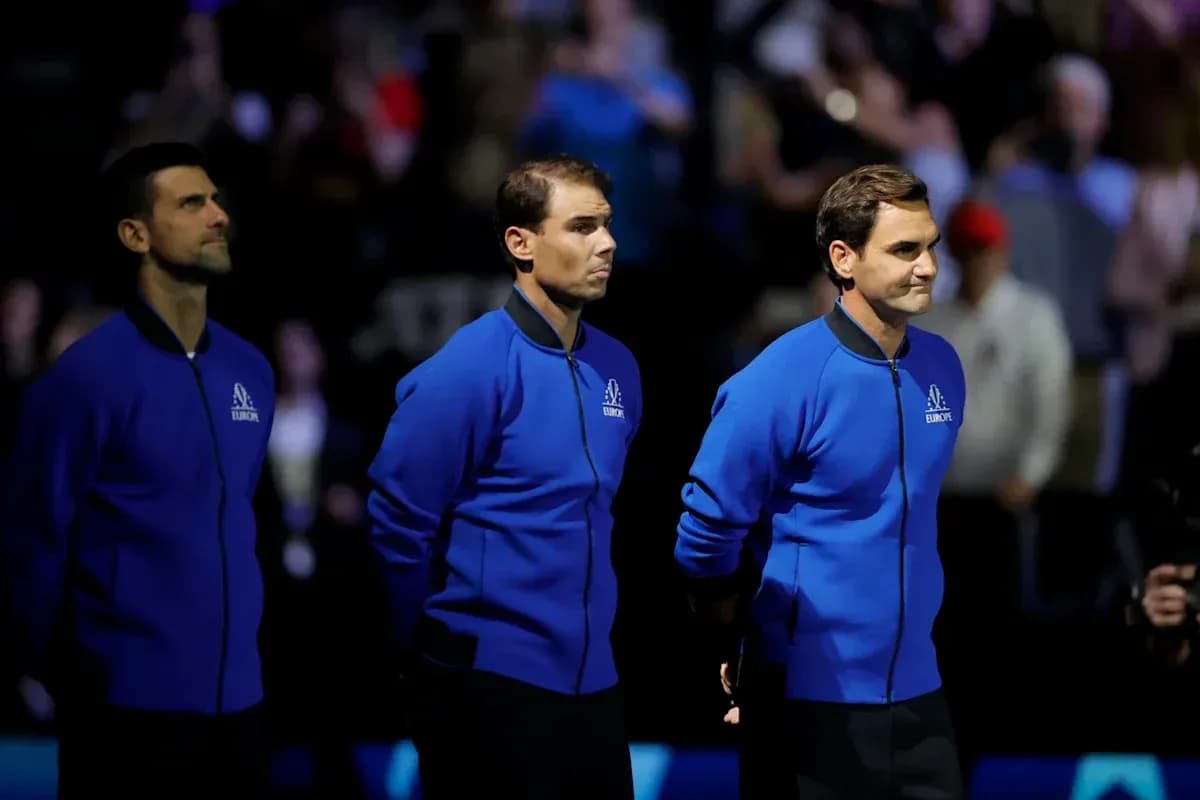 Tres jugadores de tenis en el escenario durante evento Tres jugadores de tenis en el escenario durante evento